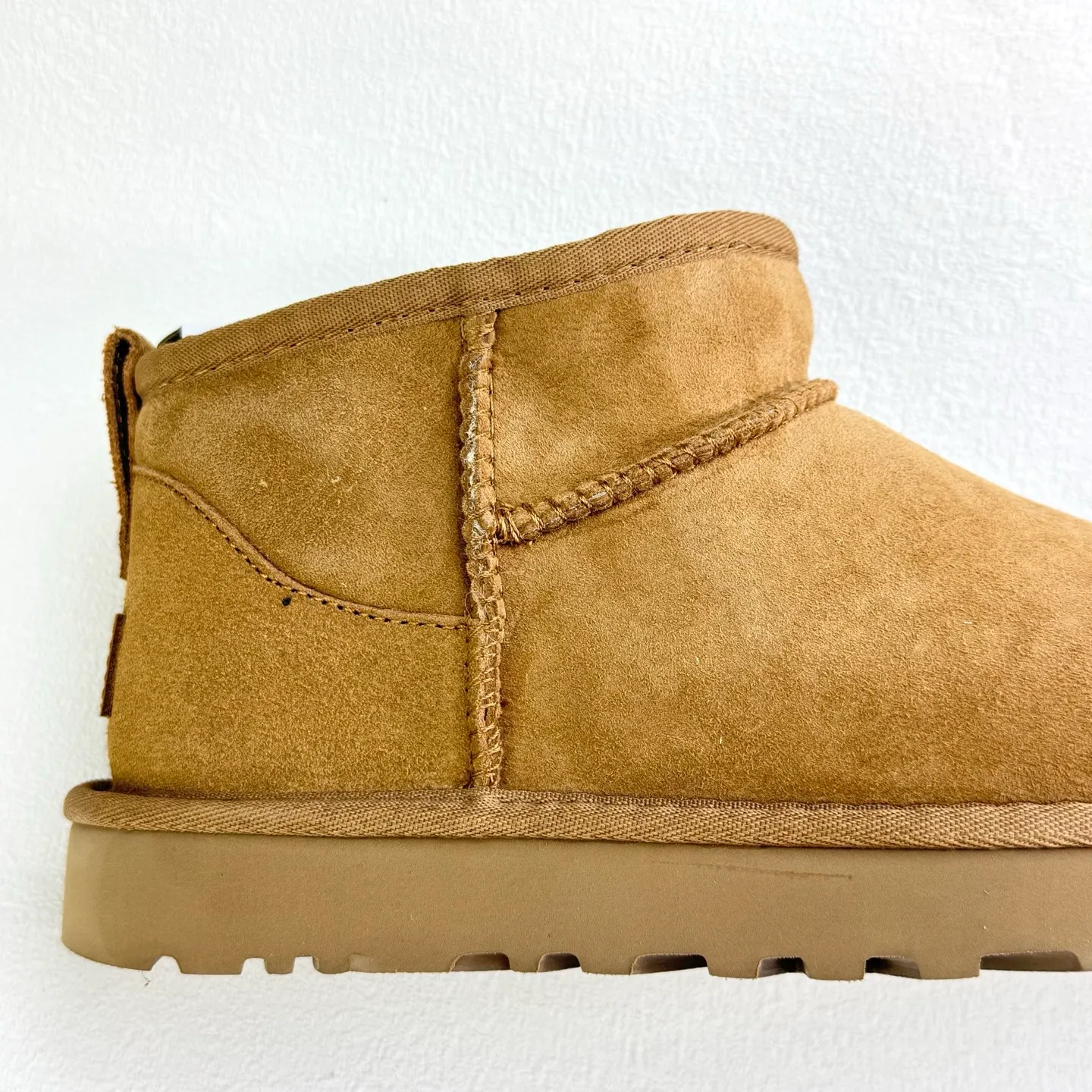 💰380 1116109 UGG Classic Ultra Mini Same style as Zhou Dongyu and Wang Yibo Thin-soled short snow boots Xiaohongshu hot style Wool one-piece mini boots Premium suede upper Delicate feel Wool lining Comfortable and skin-friendly Warm and comfortable so you are not afraid of cold weather Wear-resistant one-piece foam shoe cover EVA soft elastic thick sole Heightening outsole Purchasing level Essential winter snow boots Size: 35 36 37 38 39 40 41 42 43 44 45